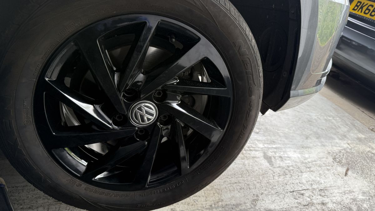 VW gloss black alloy